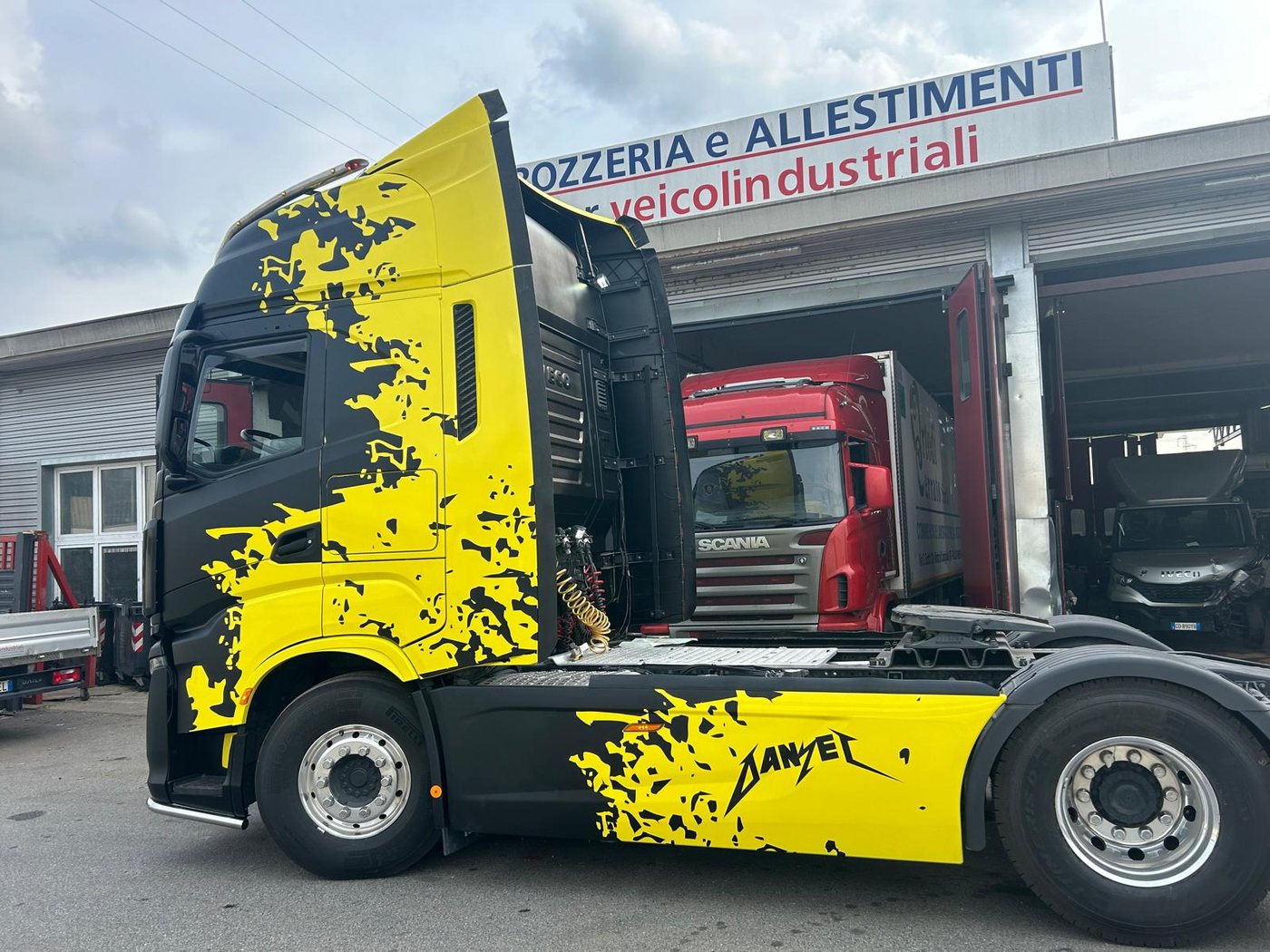 Motrice con verniciatura personalizzata gialla e nera