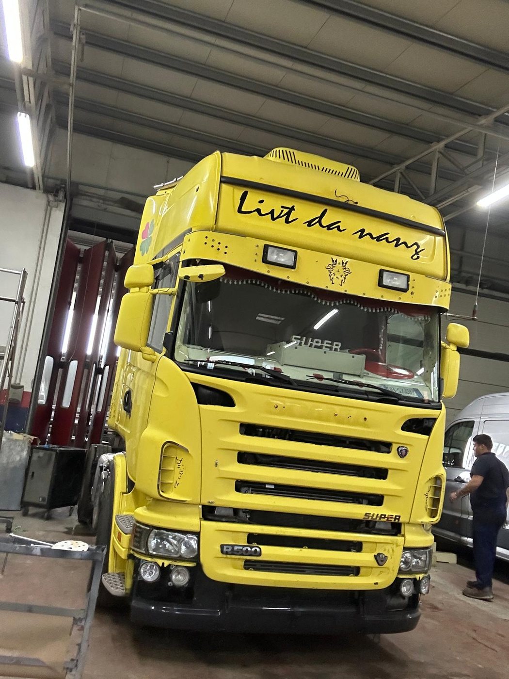 Scania verniciata in officina
