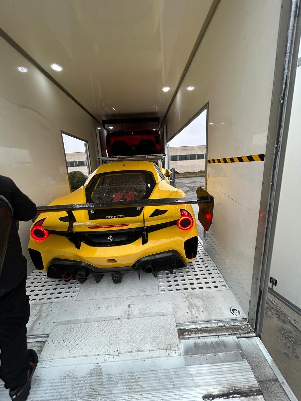 Interno della bisarca con auto sportiva caricata