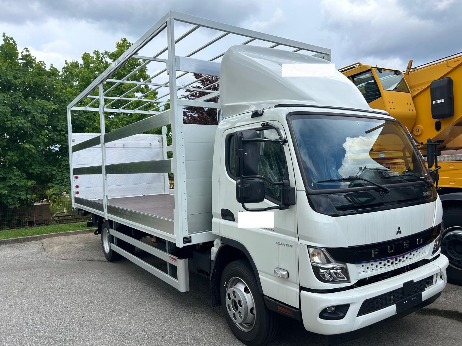 Camion Fuso bianco con allestimento cassone e centina aperta